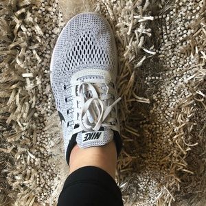 nike free runs, size 9. excellent condition